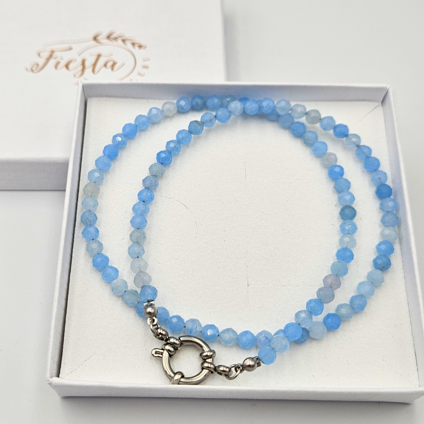 Ketting van facetgeslepen aquamarijn afgewerkt met boeisluiting van zilverkleurig stainless steel