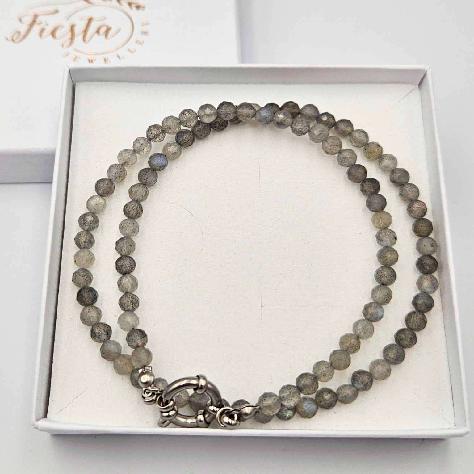 Ketting van facetgeslepen labradoriet afgewerkt met een boeisluiting van zilverkleurig stainless steel