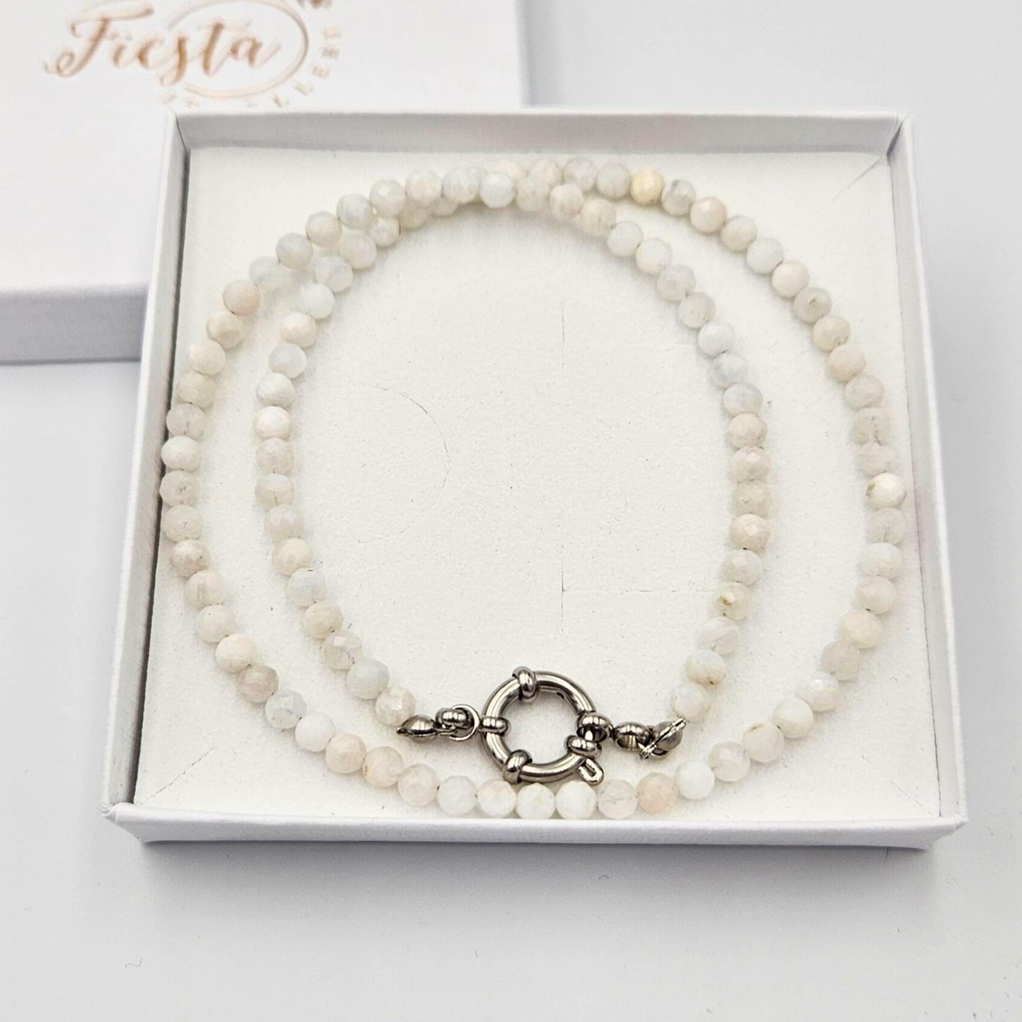 Ketting van facetgeslepen maansteen afgewerkt met boeisluiting van zilverkleurig stainless steel