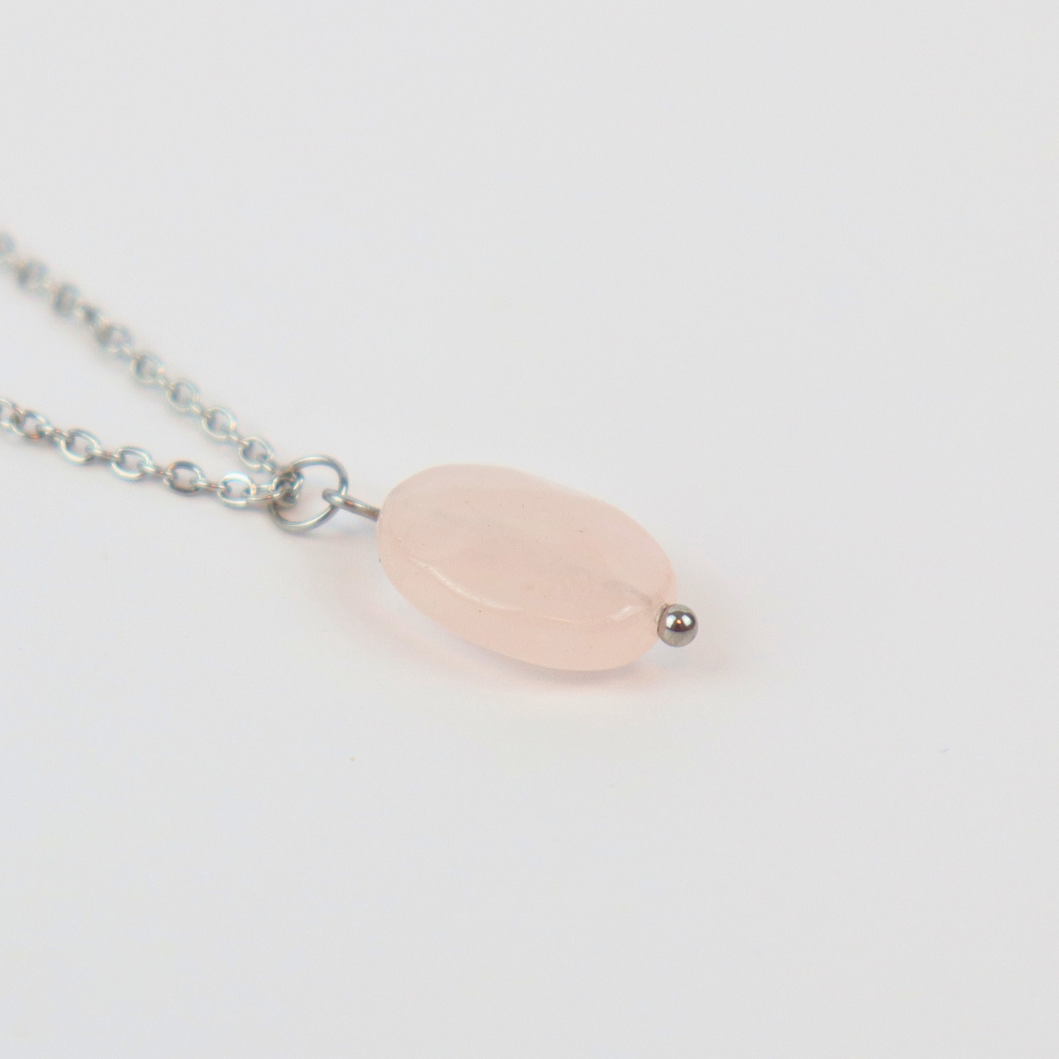 Ketting gemaakt van stainless steel met hanger van rozenkwarts
