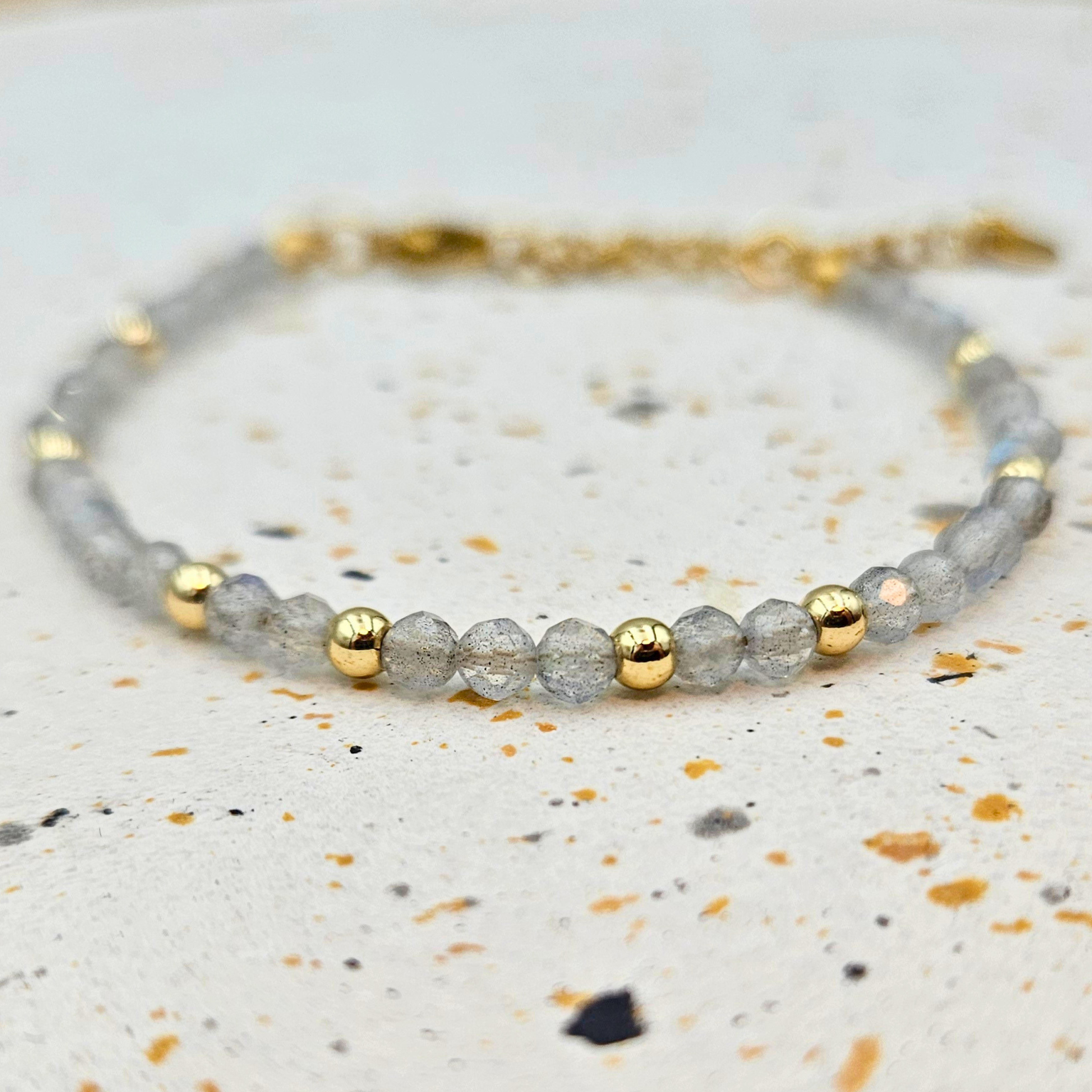 Armband van facetgeslepen labradoriet afgewerkt met goldplated stainless steel