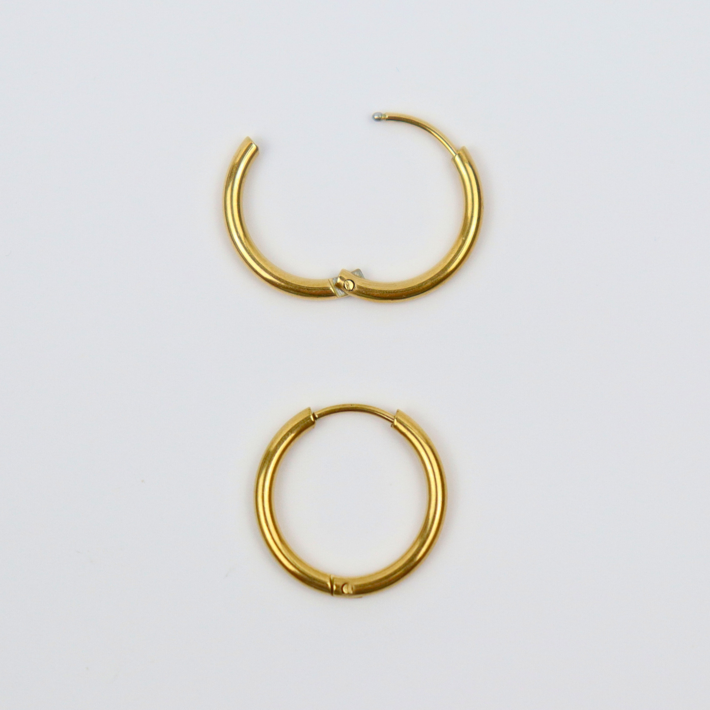 Oorbellen van goldplated stainless steel met een diameter van 14 millimeter