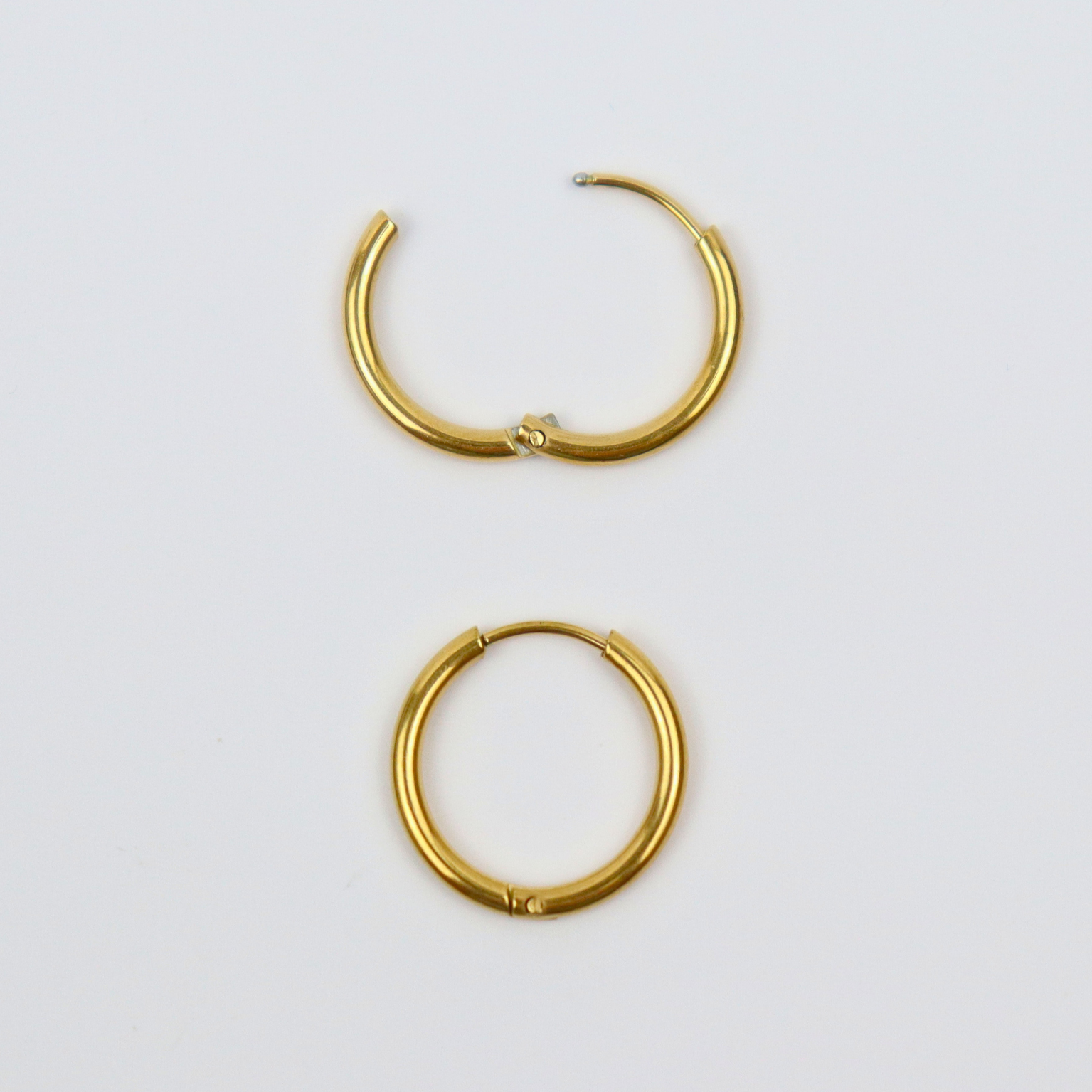 Oorbellen van goldplated stainless steel met een diameter van 14 millimeter