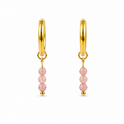 Oorbellen van goldplated stainless steel met kleine hanger van facetgeslepen aardbeienkwarts