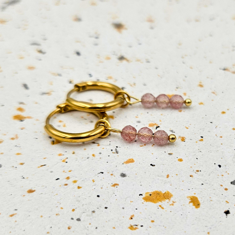 Oorbellen van goldplated stainless steel met facetgeslepen aardbeienkwarts