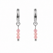 Oorbellen gemaakt van stainless steel met kleine hanger van facetgeslepen aardbeienkwarts