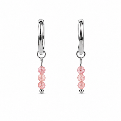 Oorbellen gemaakt van stainless steel met kleine hanger van facetgeslepen aardbeienkwarts