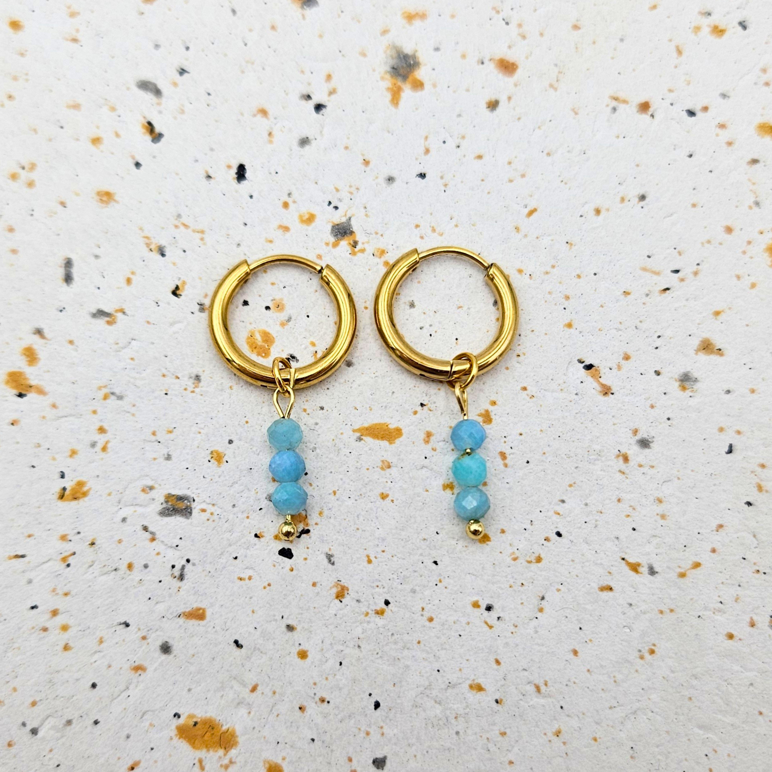 Oorbellen van goldplated stainless steel met facetgeslepen amazoniet