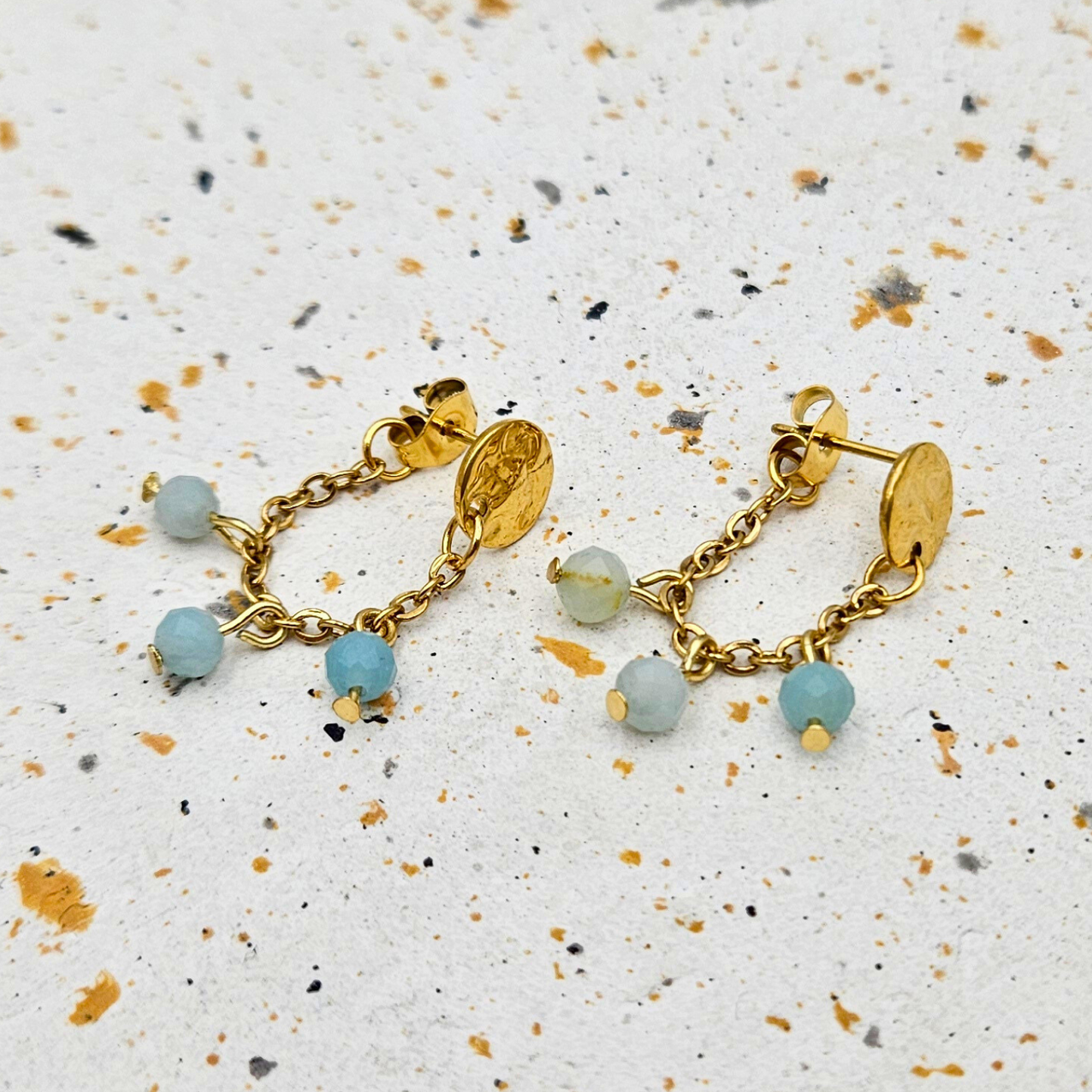 Oorbellen van goldplated stainless steel met facetgeslepen amazoniet
