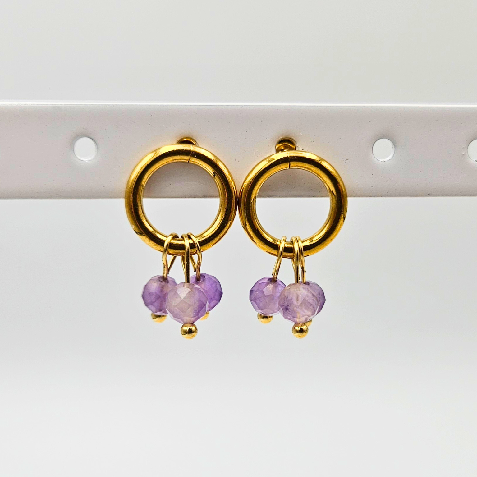 Oorbellen van goldplated stainless steel met facetgeslepen amethist steentjes