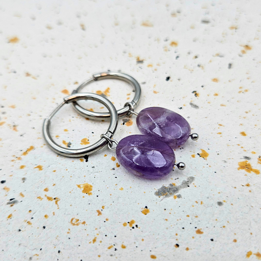 Oorbellen gemaakt van stainless steel met facetgeslepen amethist hanger