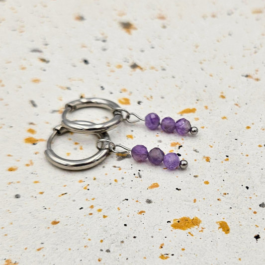 Oorbellen gemaakt van stainless steel met facetgeslepen amethist