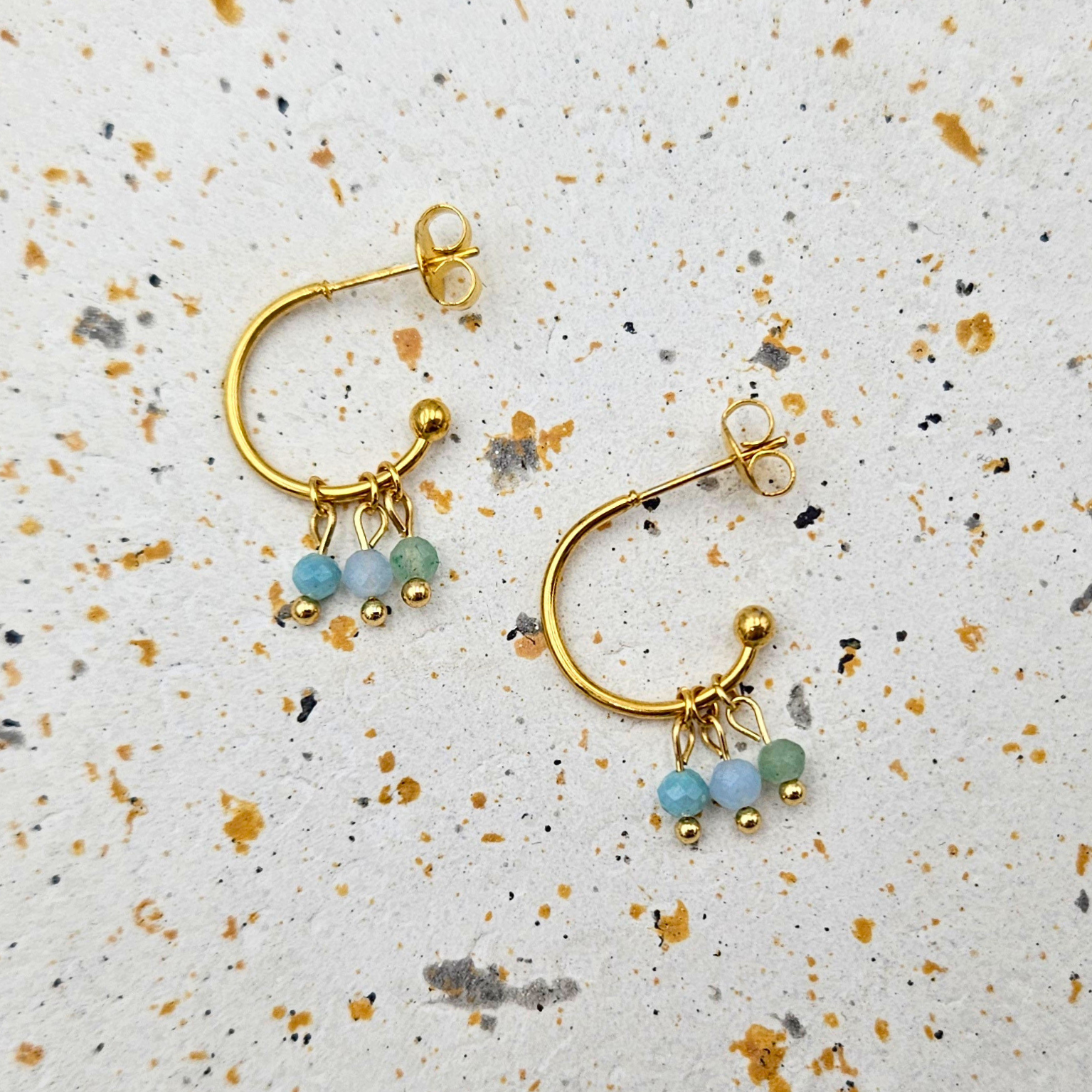 Oorbellen van goldplated stainless steel met facetgeslepen amazoniet, aquamarijn en aventurijn