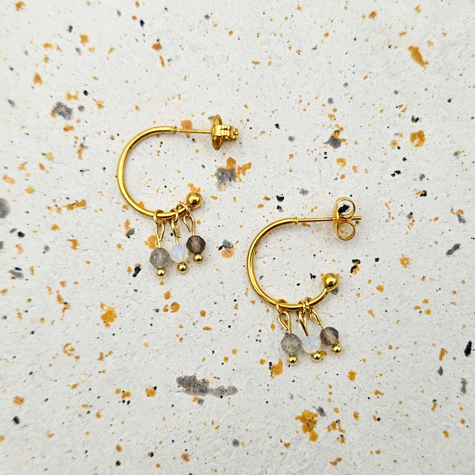 Oorbellen van goldplated stainless steel met facetgeslepen opaliet, labradoriet en rookkwarts