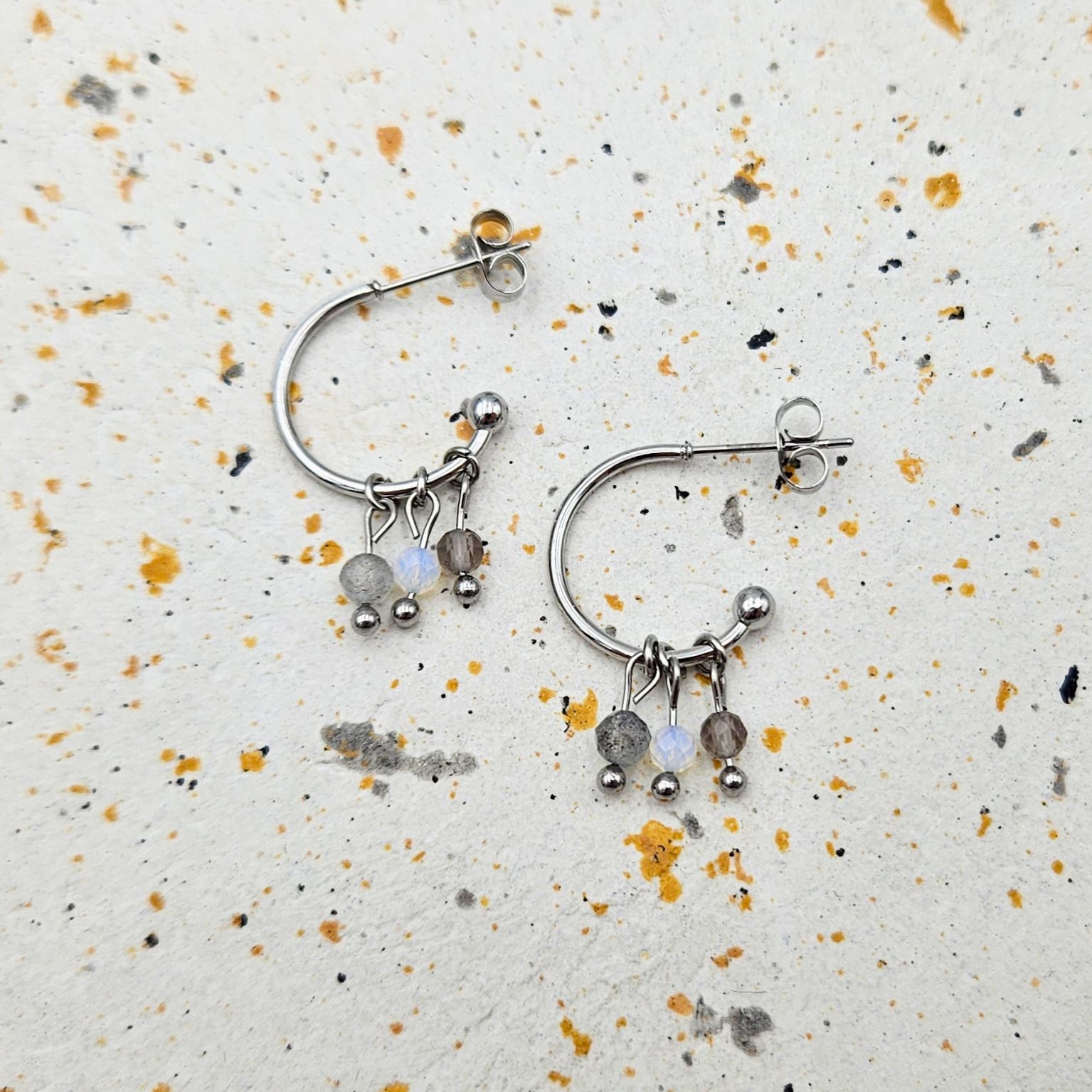 Oorbellen gemaakt van stainless steel met facetgeslepen opaliet, labradoriet en rookkwarts