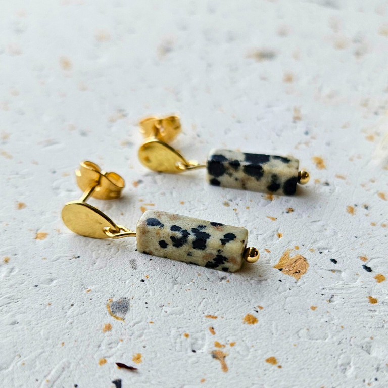 Oorbellen van goldplated stainless steel met dalmatier jaspis
