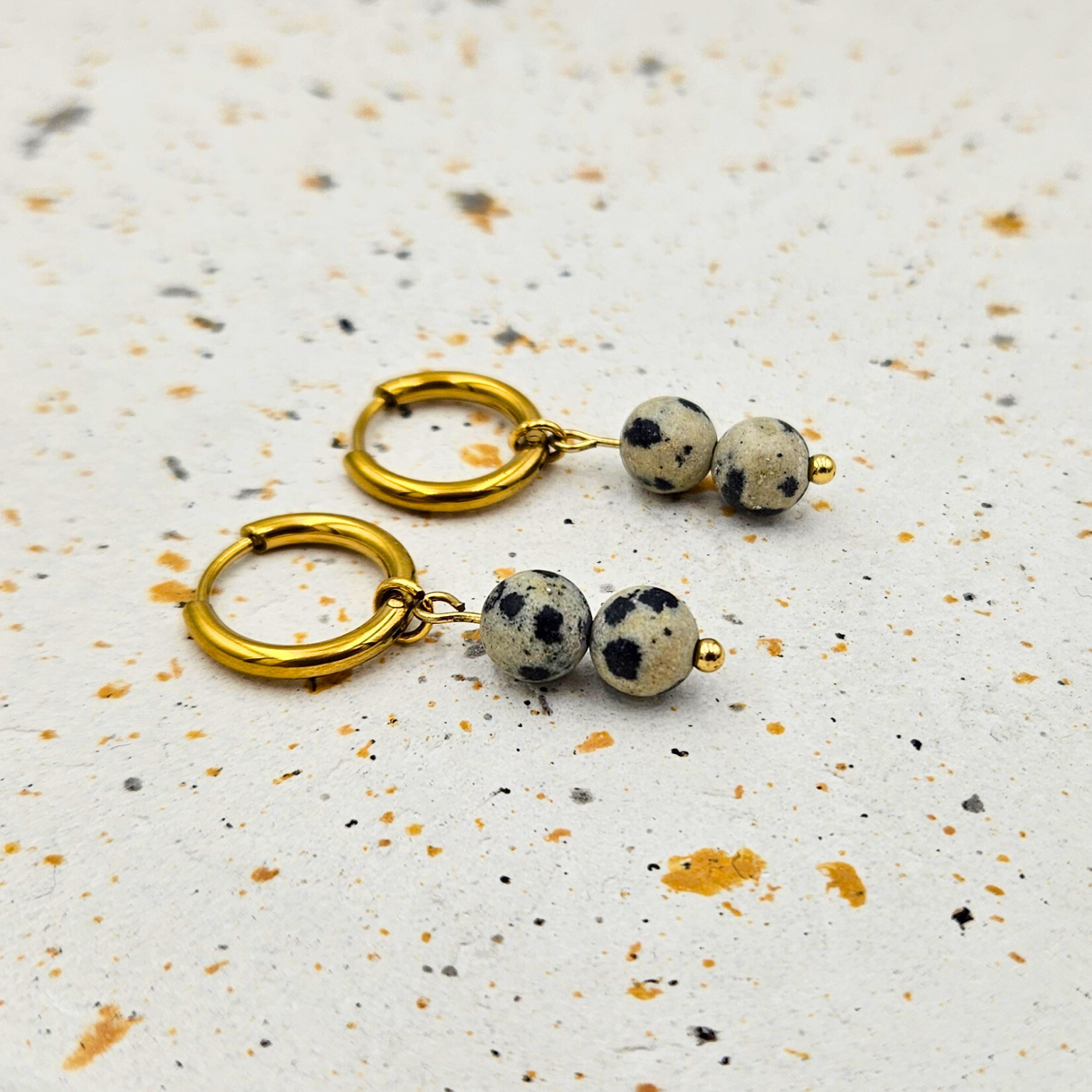 Oorbellen van goldplated stainless steel met hanger van ronde dalmatiër jaspis
