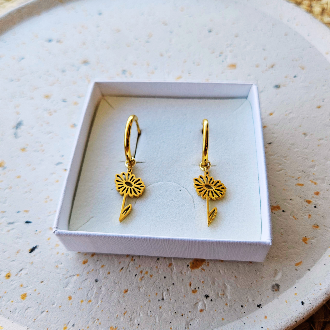Oorbellen van goldplated stainless steel met geboortebloem van april: het madeliefje
