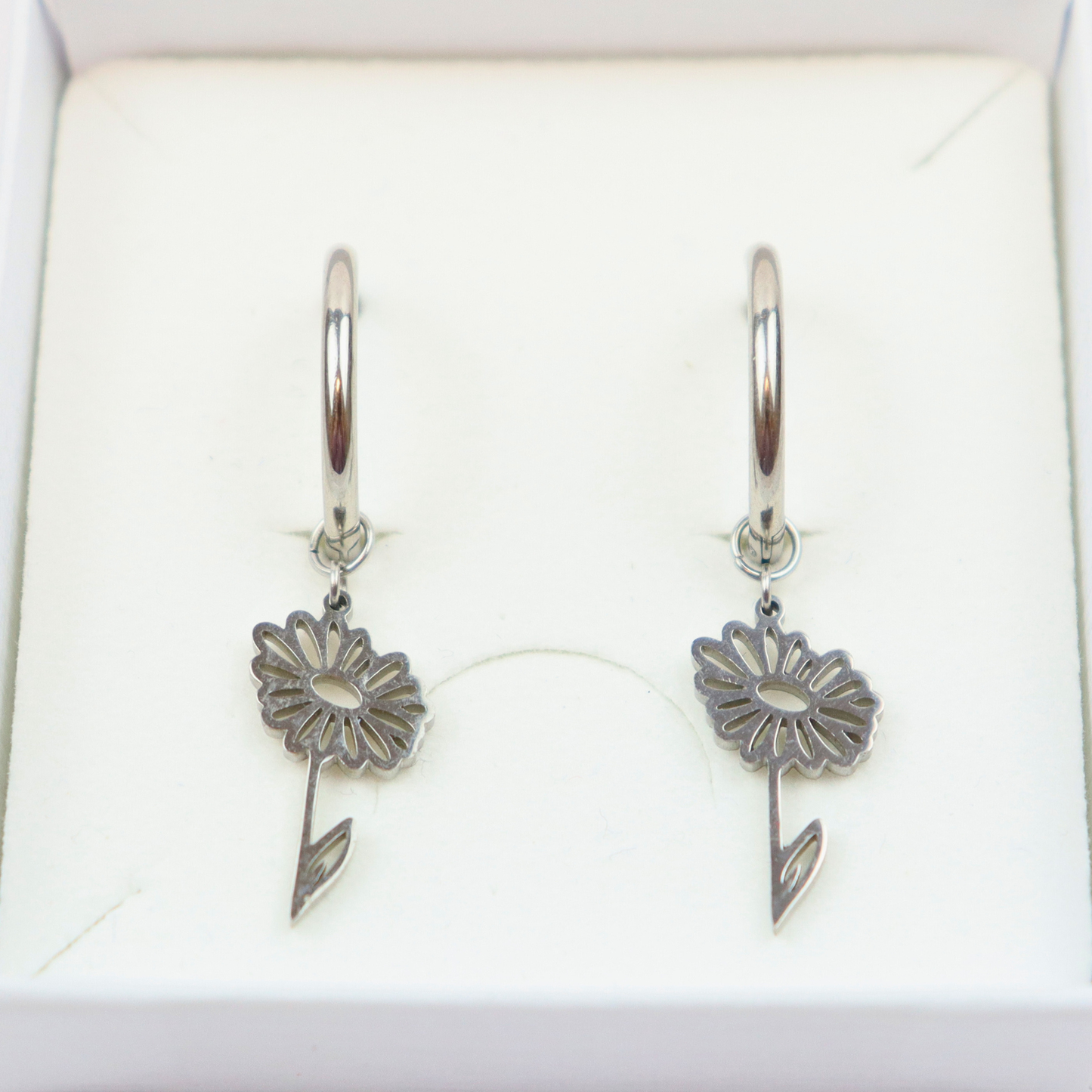 Oorbellen gemaakt van stainless steel met geboortebloem van de maand april: het madeliefje