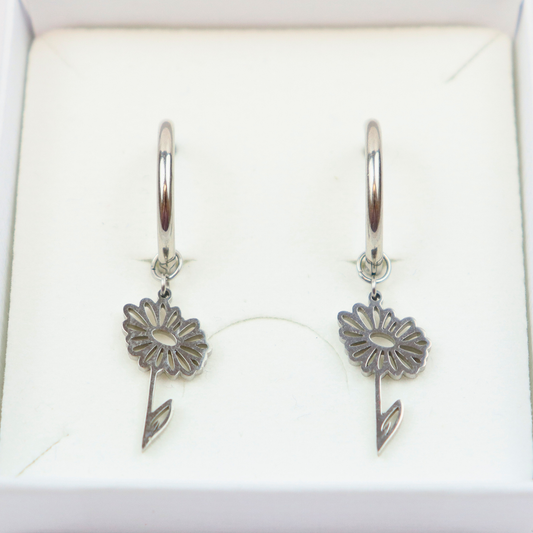 Oorbellen gemaakt van stainless steel met geboortebloem van de maand april: het madeliefje