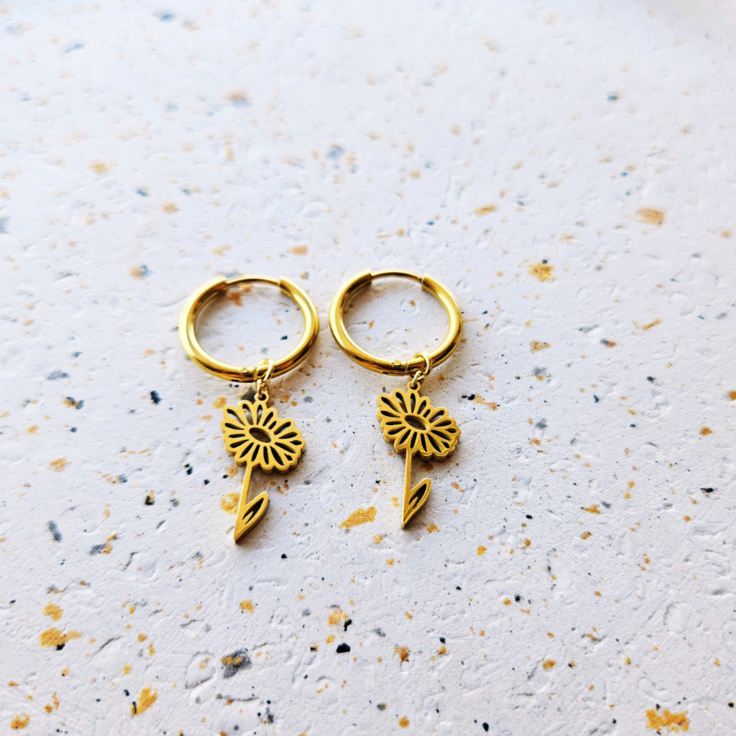 Oorbellen van goldplated stainless steel met geboortebloem van april: het madeliefje