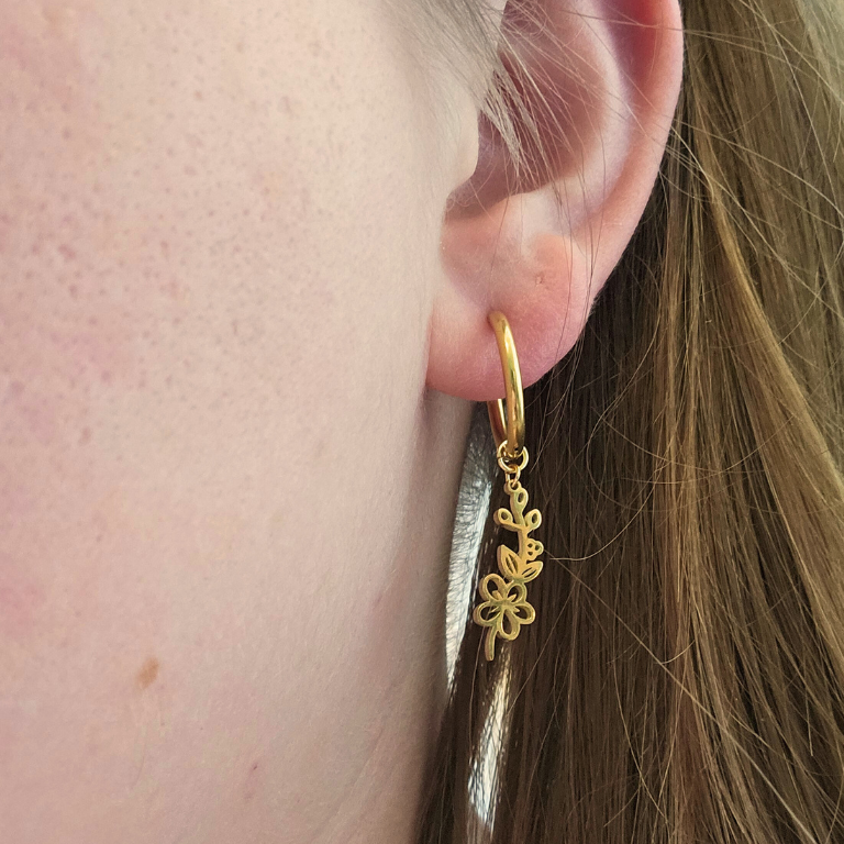 Oorbellen van goldplated stainless steel met geboortebloem van mei: de meidoorn