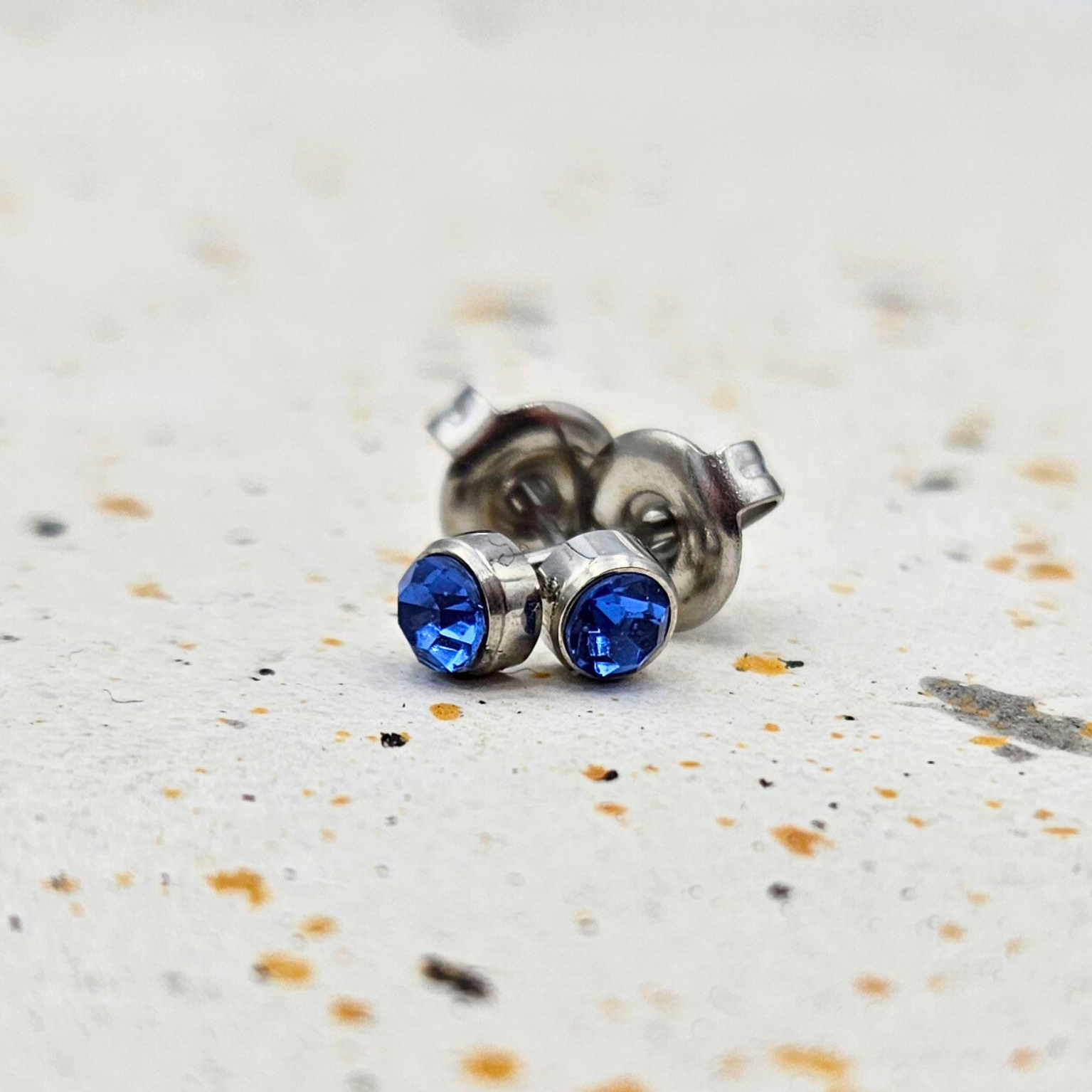 Oorbellen gemaakt van stainless steel met de geboortesteen van maart: aquamarijn
