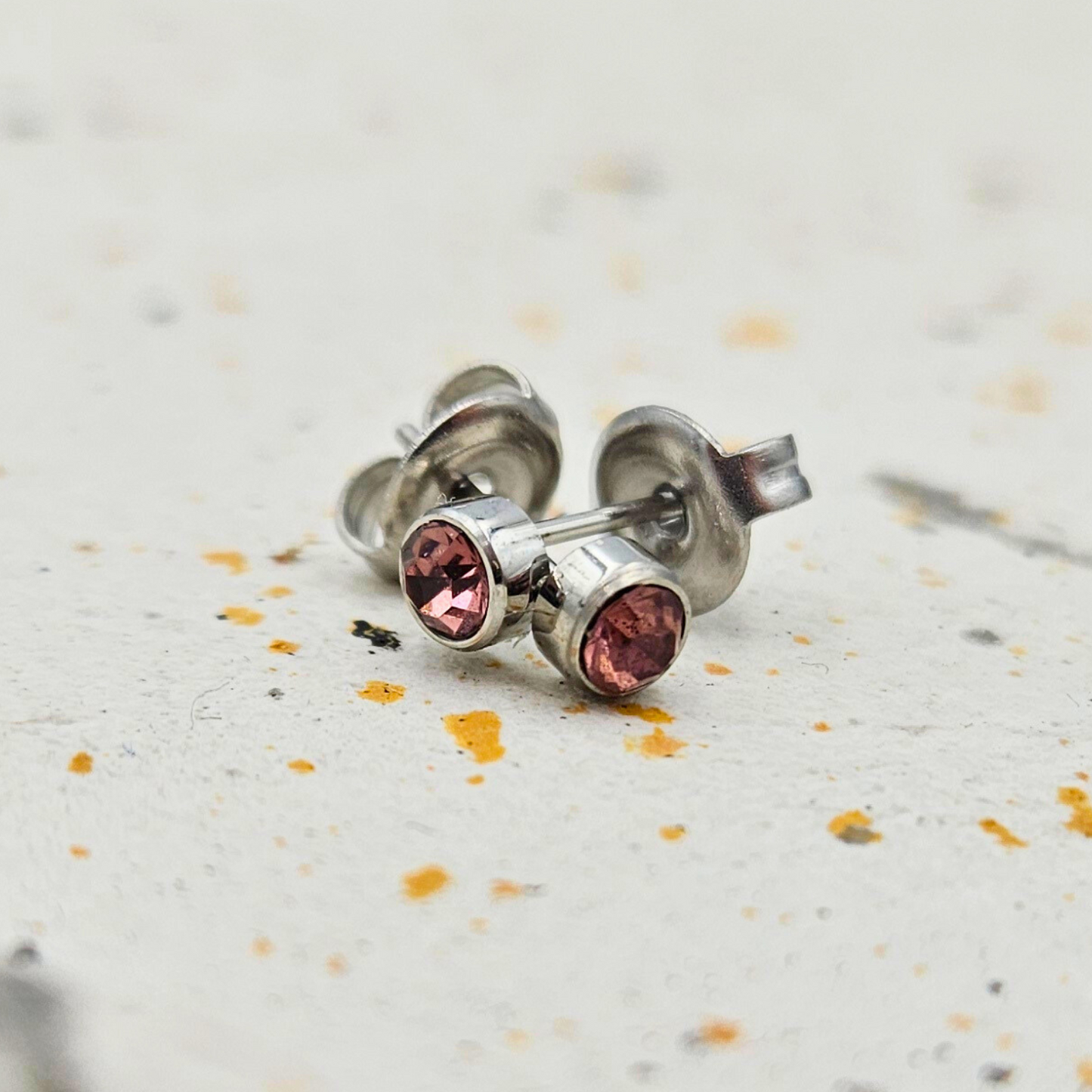 Oorbellen gemaakt van stainless steel met geboortesteen van oktober: toermalijn