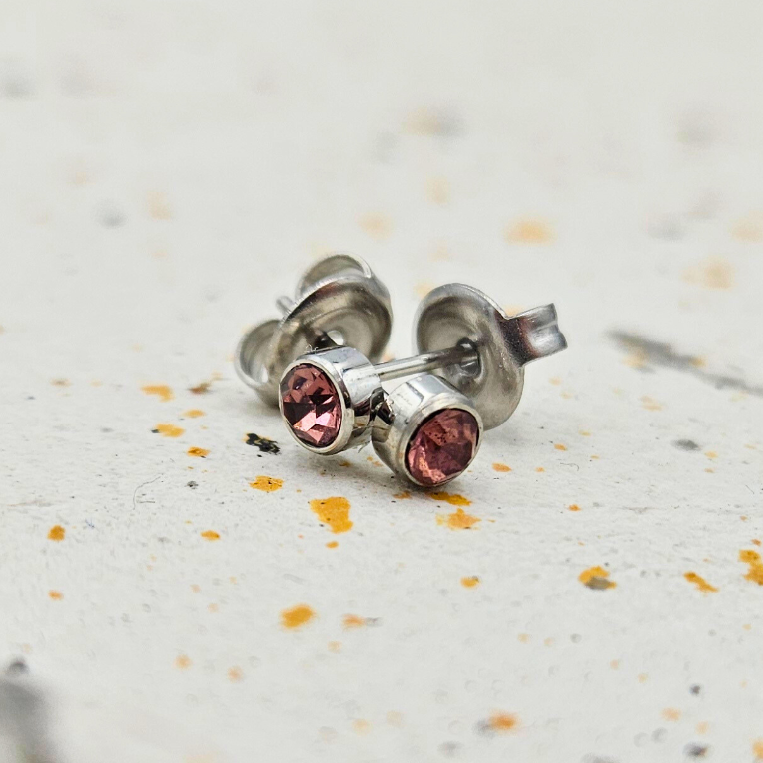 Oorbellen gemaakt van stainless steel met geboortesteen van oktober: toermalijn