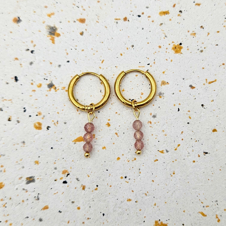 Oorbellen van goldplated stainless steel met facetgeslepen aardbeienkwarts