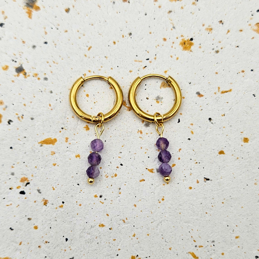 Oorbellen van goldplated stainless steel met facetgeslepen amethist