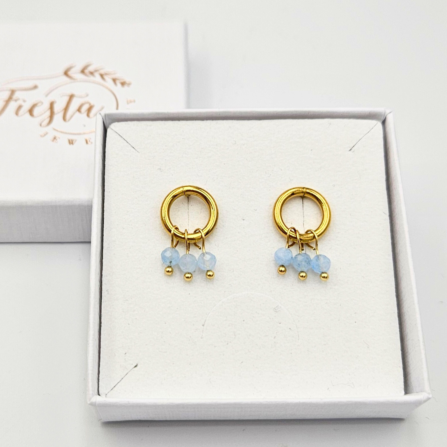 Oorbellen van goldplated stainless steel met facetgeslepen aquamarijn steentjes