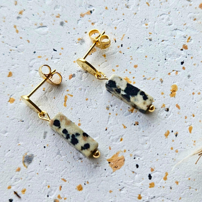 Oorbellen van goldplated stainless steel met dalmatier jaspis