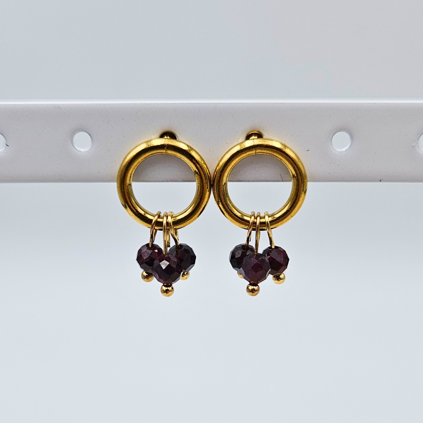 Oorbellen van goldplated stainless steel met facetgeslepen granaat steentjes