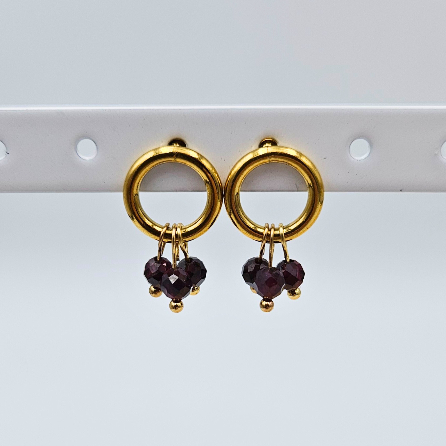 Oorbellen van goldplated stainless steel met facetgeslepen granaat steentjes