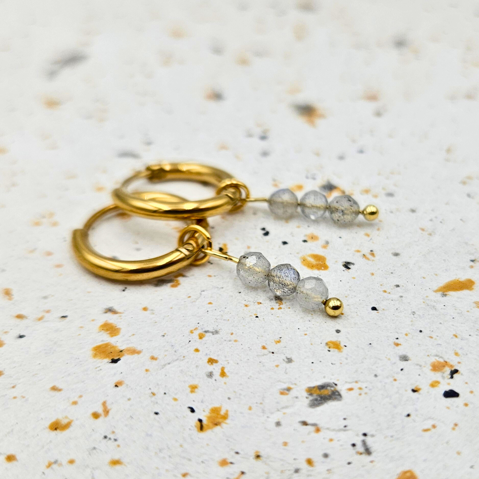 Oorbellen van goldplated stainless steel met facetgeslepen labradoriet