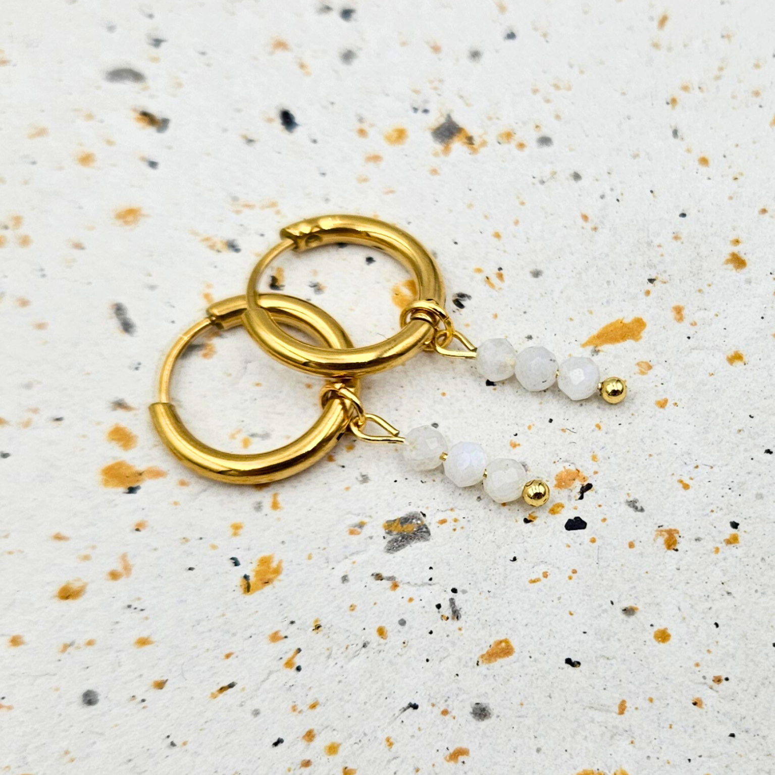 Oorbellen van goldplated stainless steel met facetgeslepen maansteen