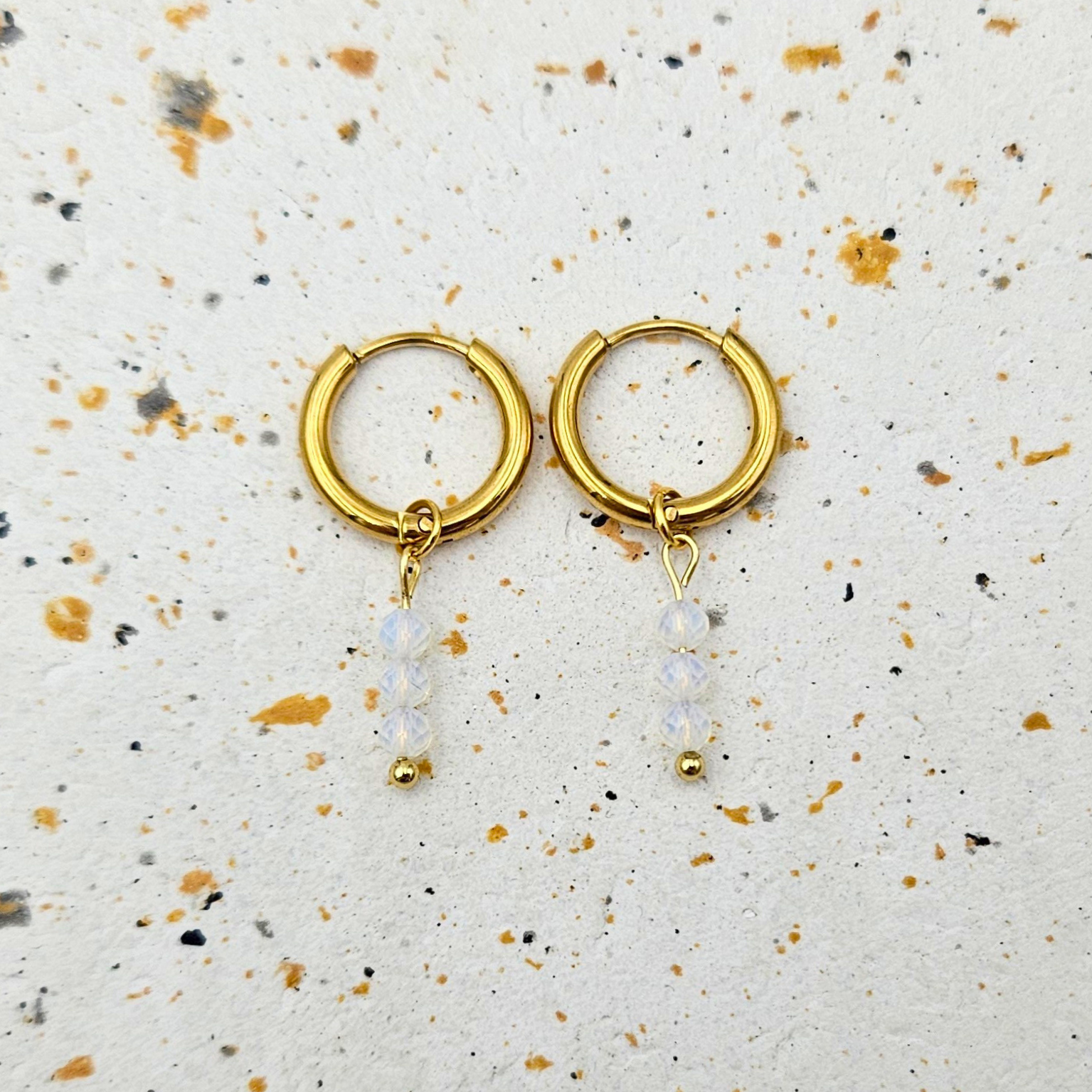 Oorbellen van goldplated stainless steel met facetgeslepen opaliet