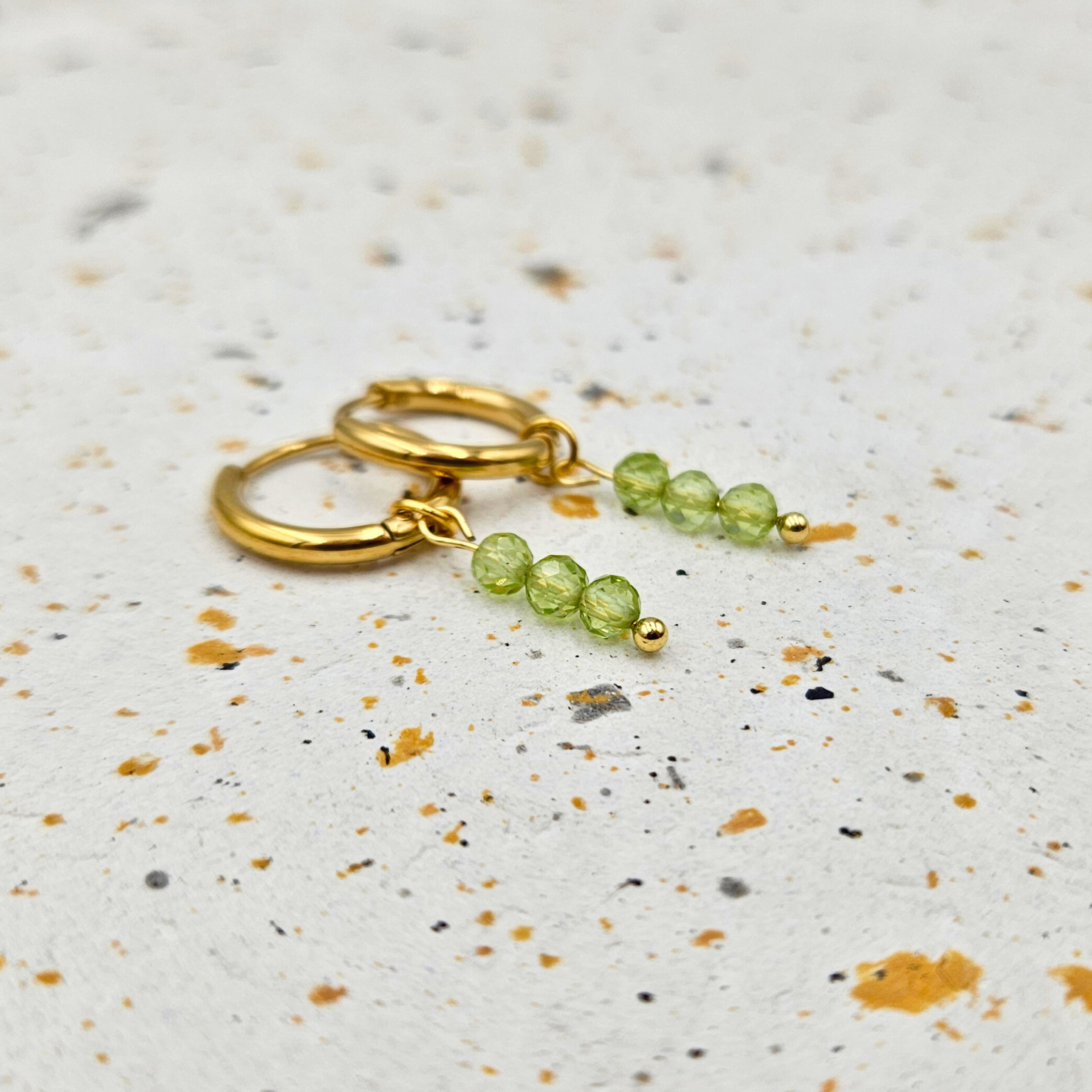 Oorbellen van goldplated stainless steel met facetgeslepen peridot