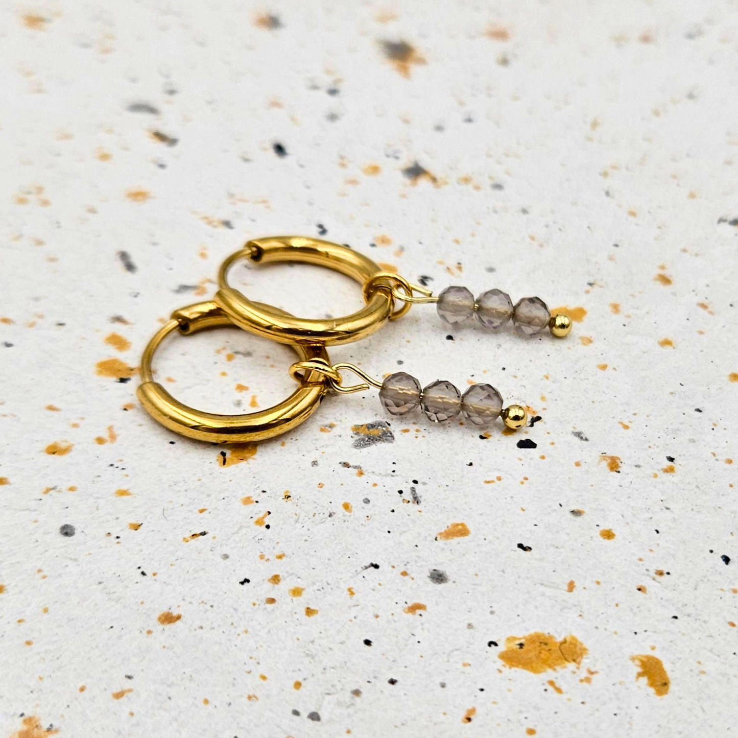 Oorbellen van goldplated stainless steel met facetgeslepen rookkwarts