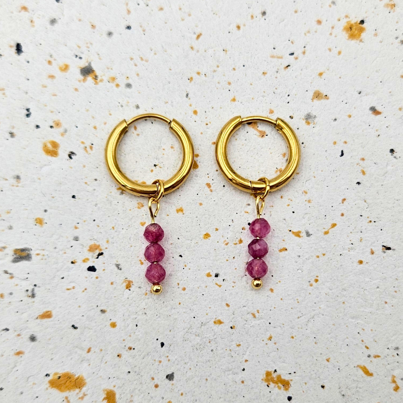 Oorbellen van goldplated stainless steel met facetgeslepen toermalijn