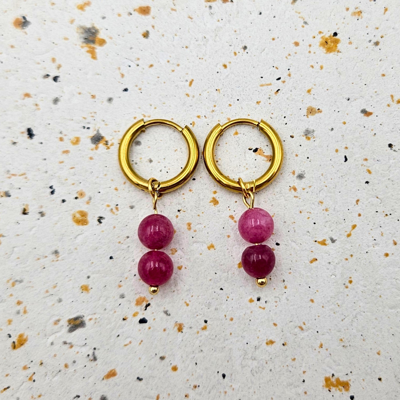 Oorbellen van goldplated stainless steel met hanger van ronde toermalijn