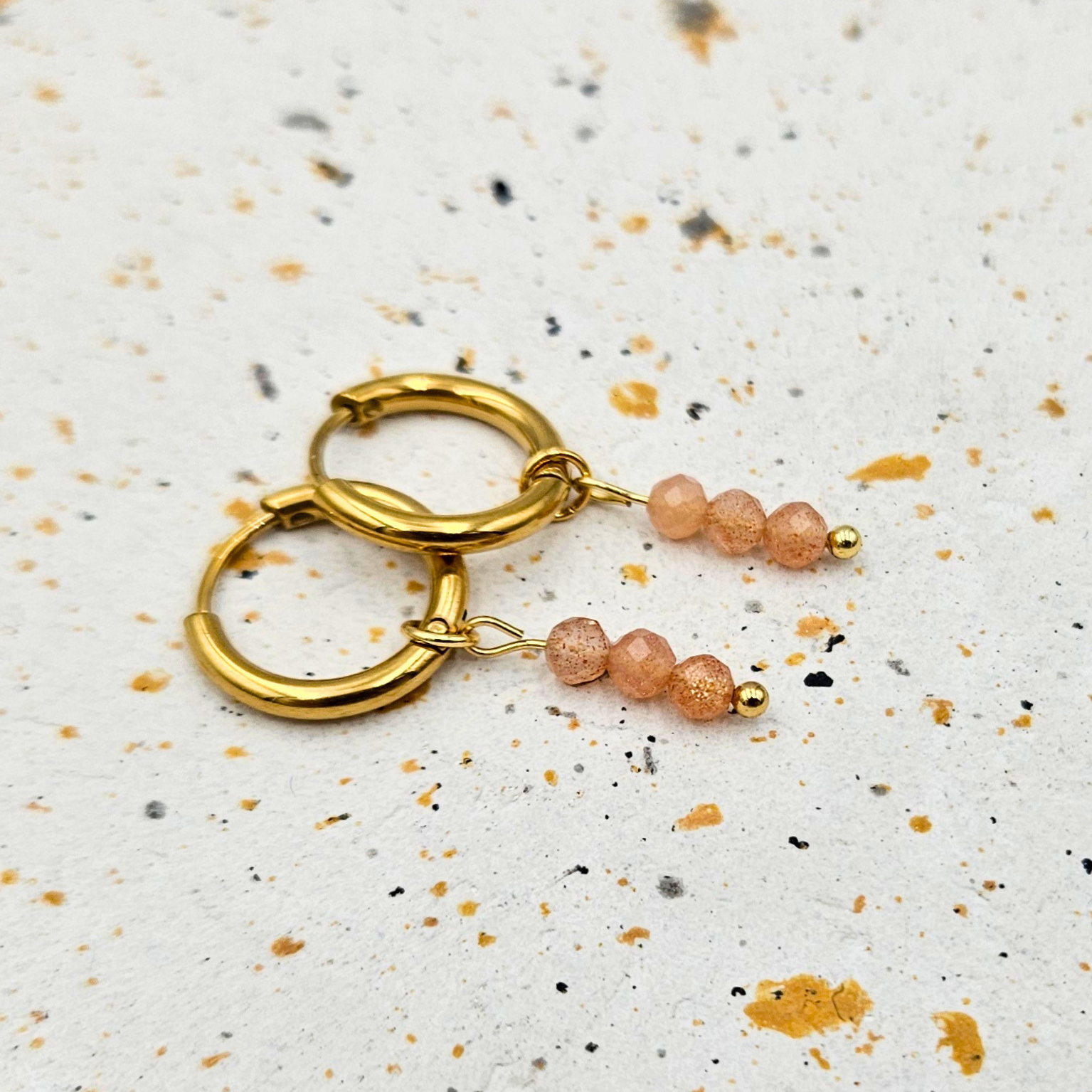 Oorbellen van goldplated stainless steel met facetgeslepen zonnesteen