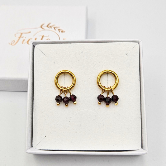 Oorbellen van goldplated stainless steel met facetgeslepen granaat steentjes