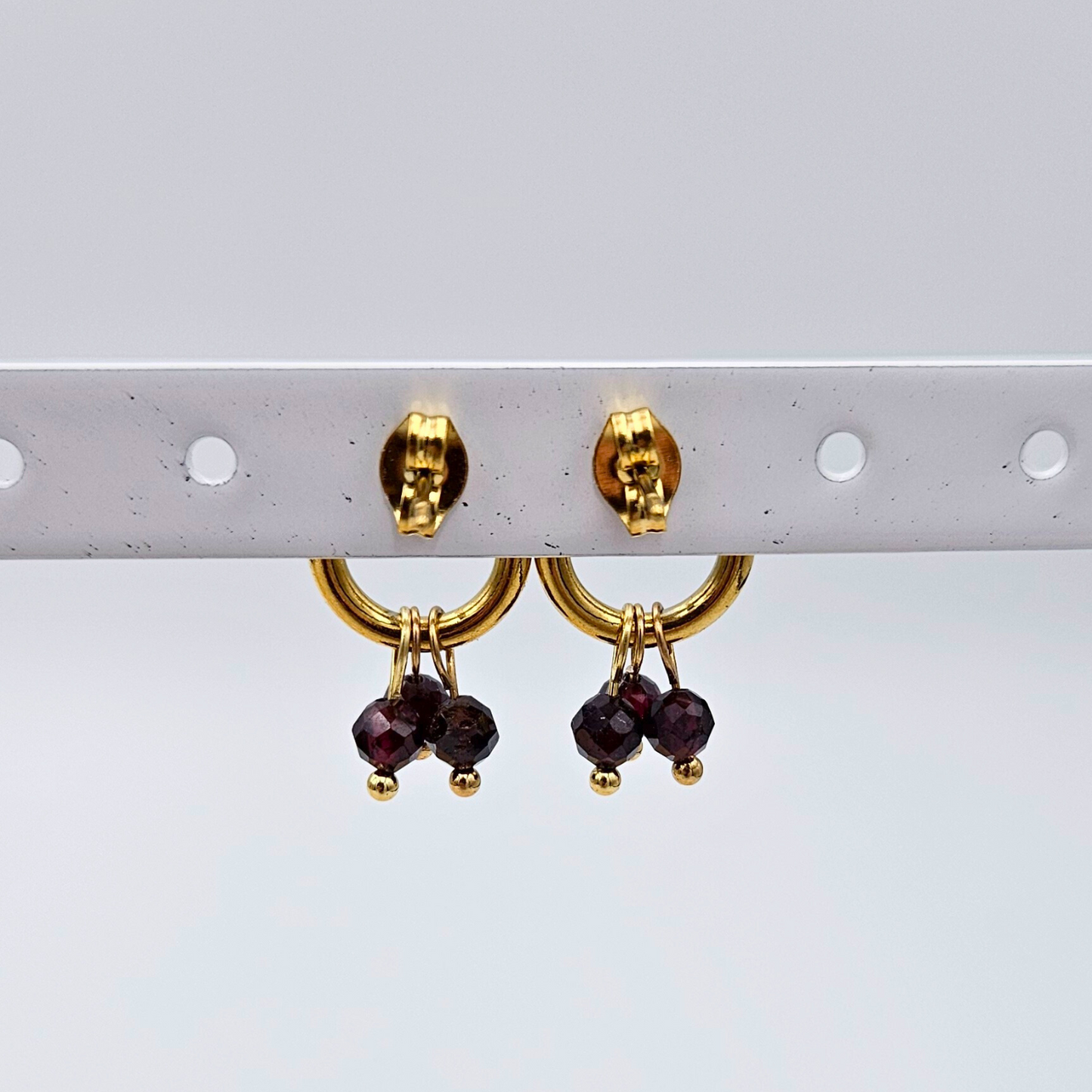 Oorbellen van goldplated stainless steel met facetgeslepen granaat steentjes