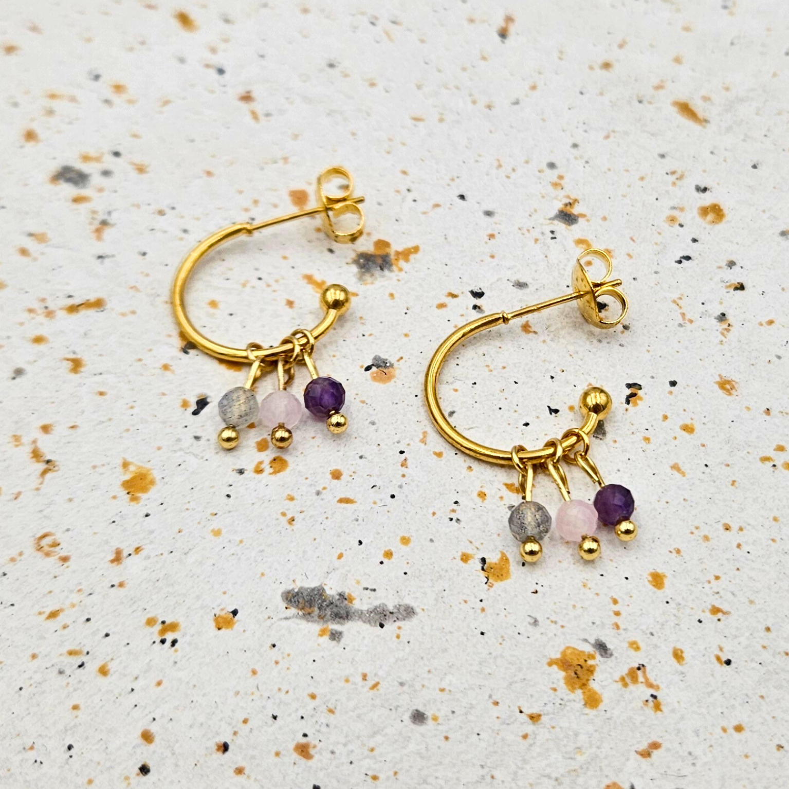 Oorbellen van goldplated stainless steel met facetgeslepen rozenkwarts, amethist en labradoriet