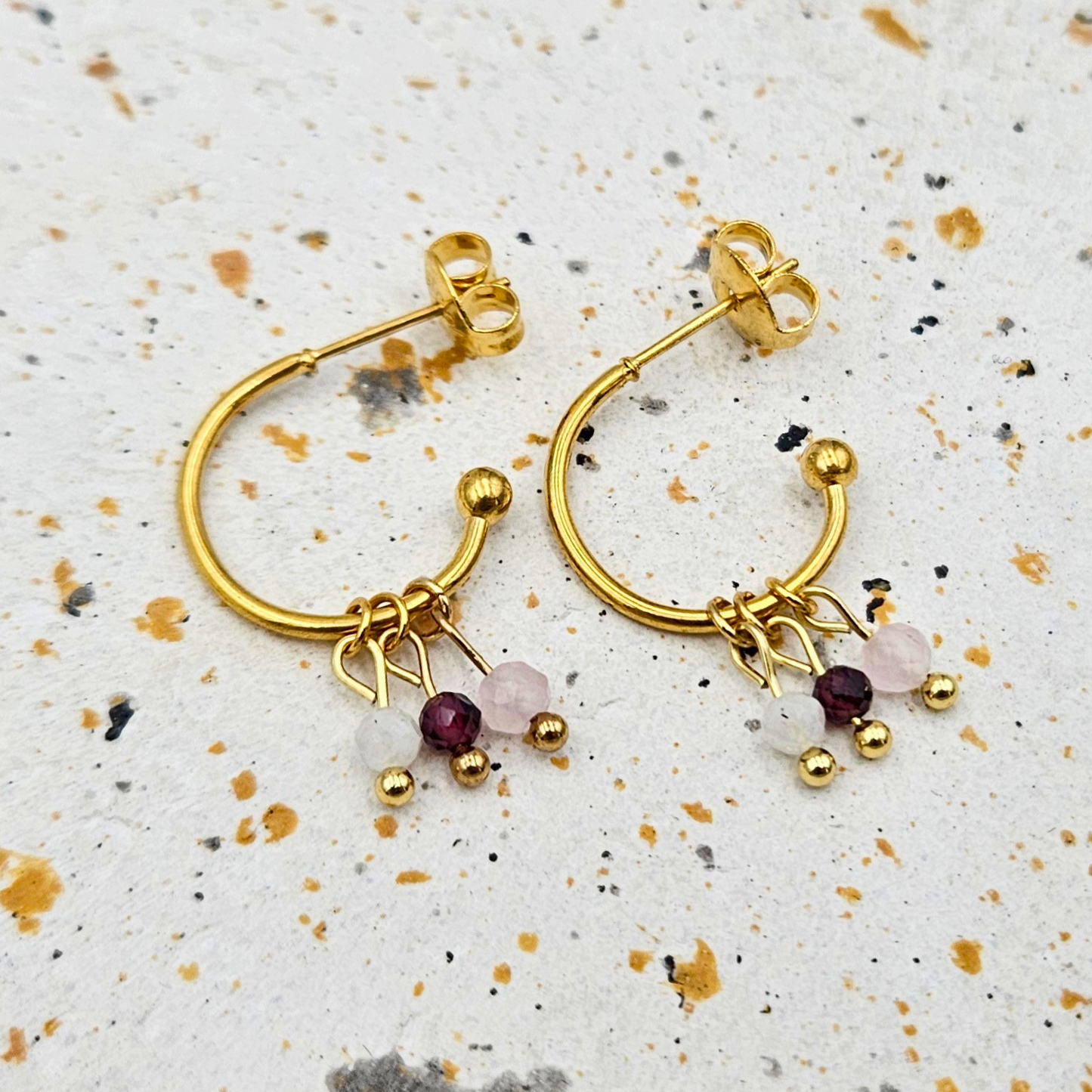 Oorbellen van goldplated stainless steel met facetgeslepen rozenkwarts, maansteen en granaat