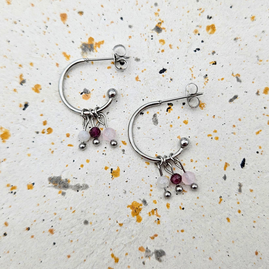 Oorbellen gemaakt van stainless steel met facetgeslepen rozenkwarts, maansteen en granaat