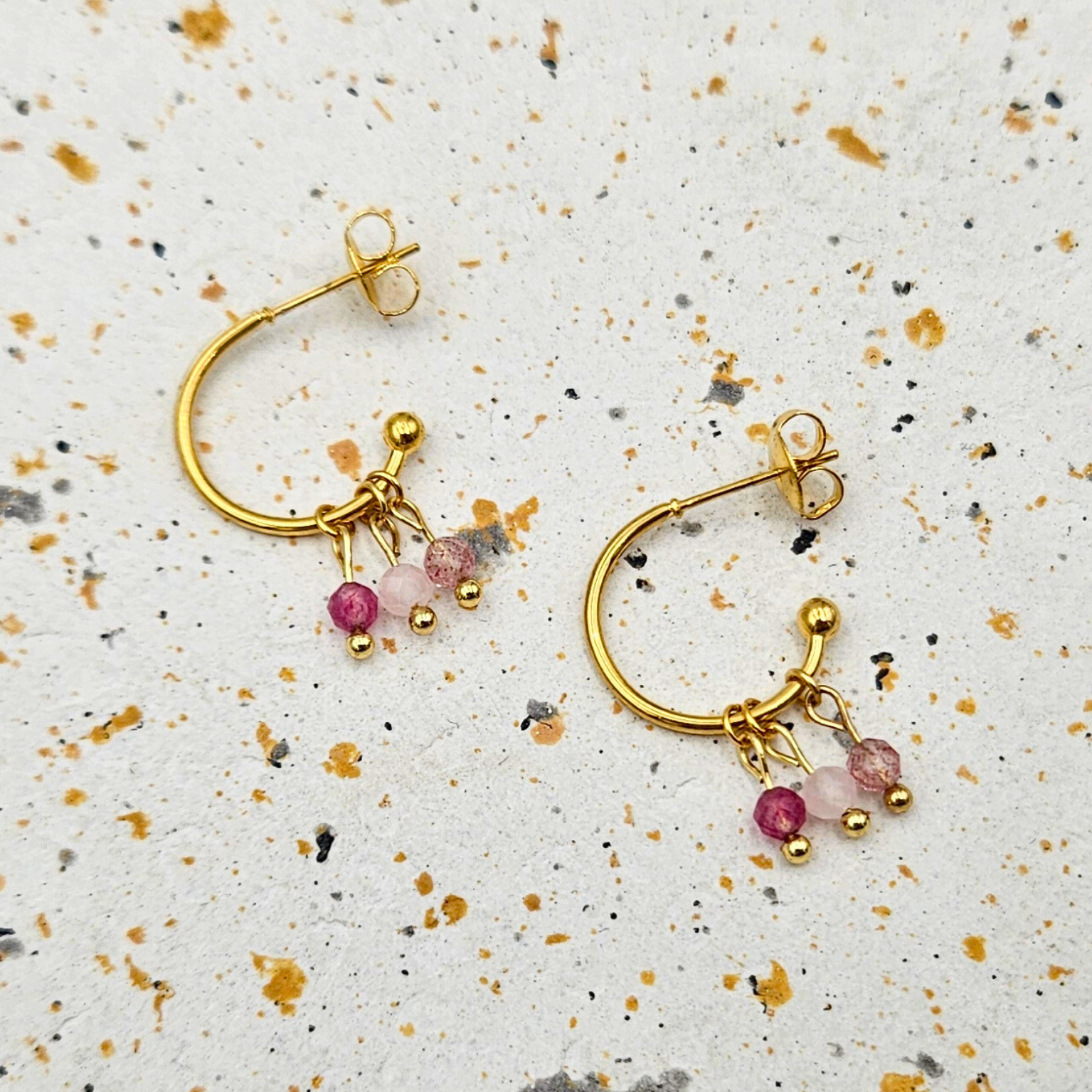 Oorbellen van goldplated stainless steel met facetgeslepen rozenkwarts, aardbeienkwarts en toermalijn