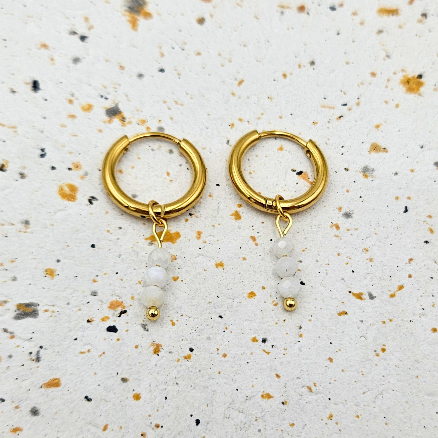 Oorbellen van goldplated stainless steel met facetgeslepen maansteen